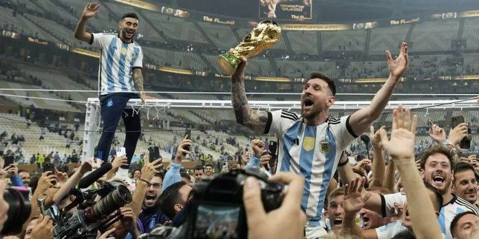 Hình ảnh này sẽ ám ảnh nhiều thế hệ người Argentina sau khi họ được nghe kể về Messi (Ảnh: Internet)