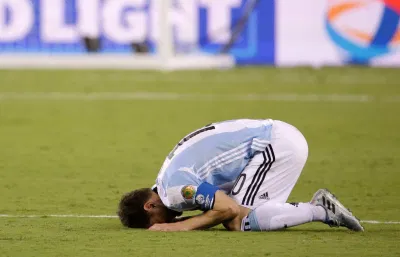 Messi gục ngã sau khi đội bóng của mình thất bại ở chung kết Copa America 2016 (Ảnh: Internet) Messi gục ngã sau khi đội bóng của mình thất bại ở chung kết Copa America 2016 (Ảnh: Internet)