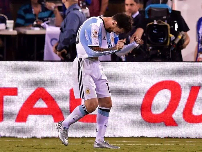 Messi từng là tội đồ khi đá hỏng phạt đền khiến Argentina đánh rơi cup vô địch Copa America 2016 (Ảnh: Internet)