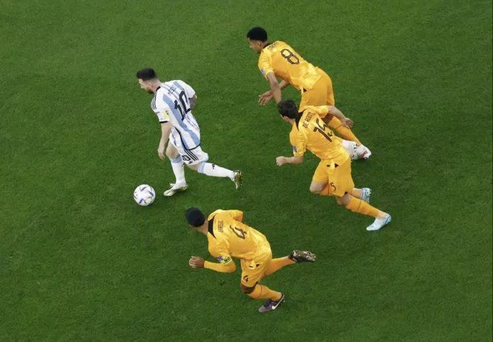 Những bóng áo cam phải đuổi theo Messi trong suốt hiệp 1 của trận đấu (Ảnh: Internet) Những bóng áo cam phải đuổi theo Messi trong suốt hiệp 1 của trận đấu (Ảnh: Internet)