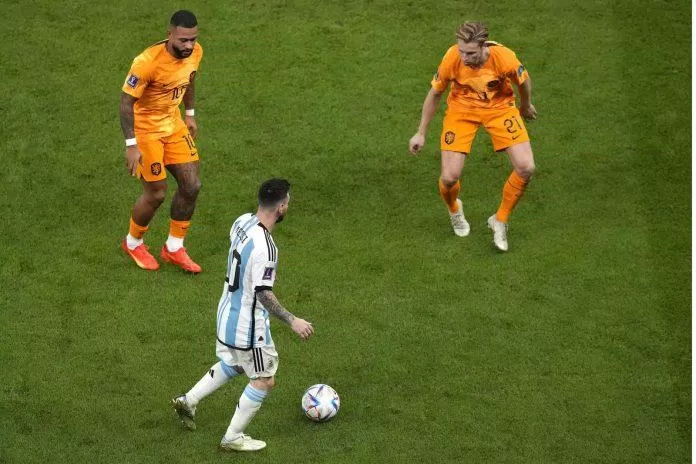 Các cầu thủ Hà Lan dường như đứng nhìn Messi chơi bóng trong suốt hiệp 1 của trận đấu (Ảnh: Internet)