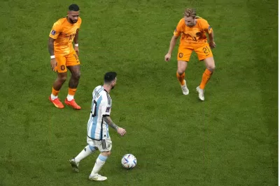 Các cầu thủ Hà Lan dường như đứng nhìn Messi chơi bóng trong suốt hiệp 1 của trận đấu (Ảnh: Internet)