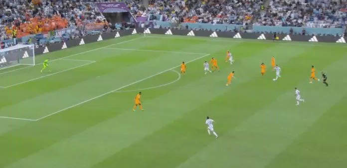 Khung hình cho thấy chỉ Messi mới có thể tưởng tượng ra được đường chuyền cho Molina ở tình huống này (Ảnh: Internet) Khung hình cho thấy chỉ Messi mới có thể tưởng tượng ra được đường chuyền cho Molina ở tình huống này (Ảnh: Internet)