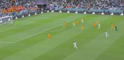 Khung hình cho thấy chỉ Messi mới có thể tưởng tượng ra được đường chuyền cho Molina ở tình huống này (Ảnh: Internet)
