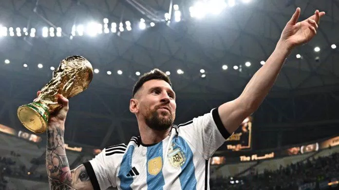 Chính màn trình diễn ấn tượng trong nửa sau của năm 2022 và đặc biệt là giúp Argentina vô địch World Cup 2022 đã giúp Messi có được sự yêu thích từ hội đồng chấm điểm của IFFHS (Ảnh: Internet)