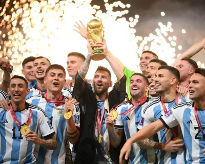 Messi chính thức đi vào ngôi đền của những huyền thoại sau khi cùng Argentina nâng cao chiếc cup vô địch World Cup 2022 (Ảnh: Internet) Messi chính thức đi vào ngôi đền của những huyền thoại sau khi cùng Argentina nâng cao chiếc cup vô địch World Cup 2022 (Ảnh: Internet)