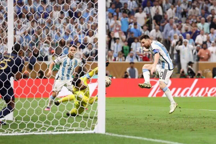 Messi xuất hiện đúng lúc ghi bàn thắng thứ 3 cho Argentina trong trận đấu này và người Argentina bắt đầu mơ về chiếc cup vàng (Ảnh: Internet)