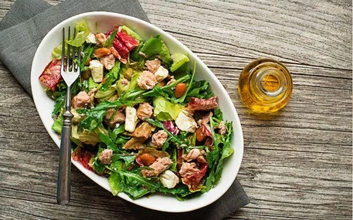 Salad cá ngừ là món ăn nhẹ người bệnh đái tháo đường nên bổ sung hàng tuần (Ảnh: Internet)