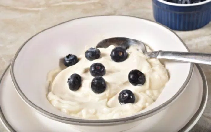 Sữa chua Hy Lạp kết hợp quả mọng giúp người bệnh đái tháo đường khỏe mạnh hơn (Ảnh: Internet)