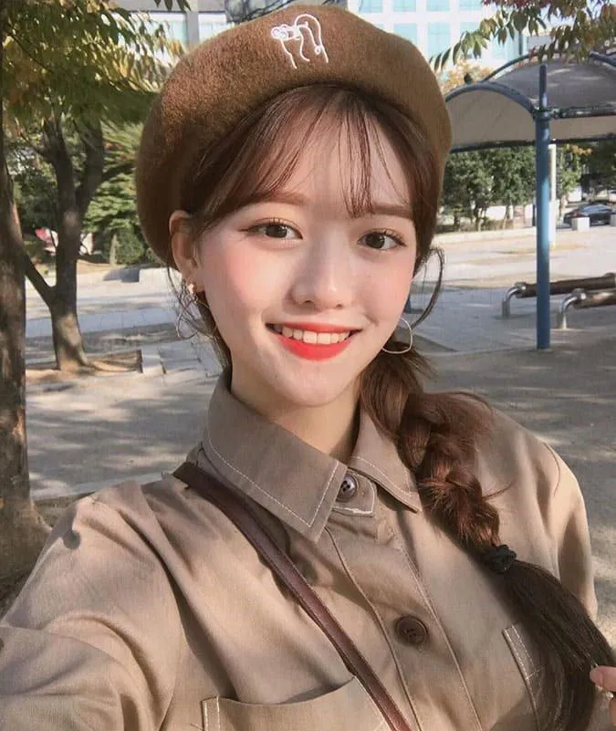 Ngày đi làm ngọt ngào, cổ điển với kiểu tóc tết bím và mũ beret, che hoàn hảo phần tóc bết (Nguồn: Internet)