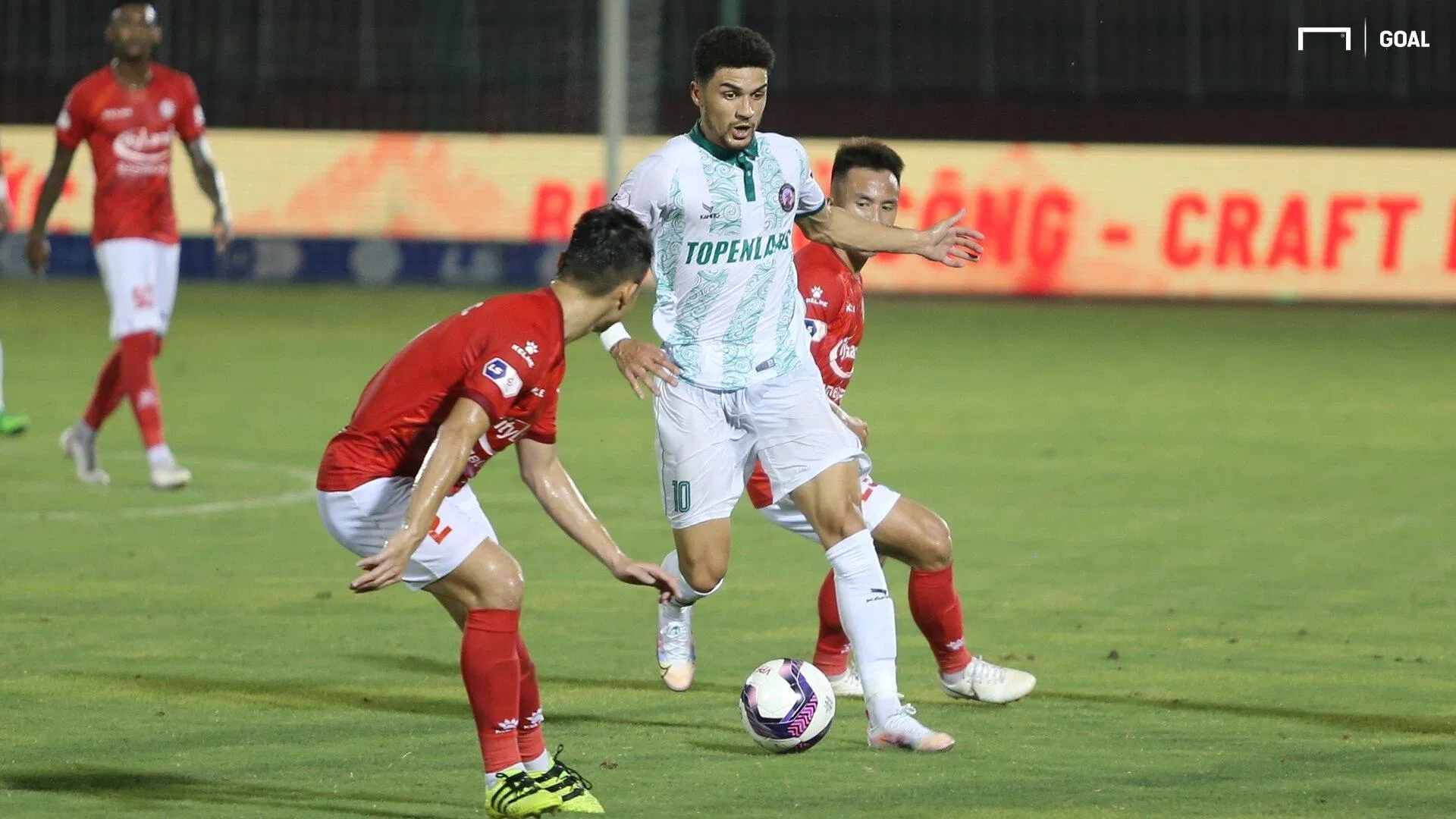 Hendrio Araujo (áo trắng) chia tay Bình Định với lý do hai bên không đạt được thỏa thuận chung. (Ảnh: Internet)