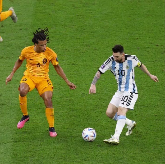 Pha bóng Messi xuyên thủng Ake và hàng phòng ngự dày đặc của Hà Lan (Ảnh: Internet)