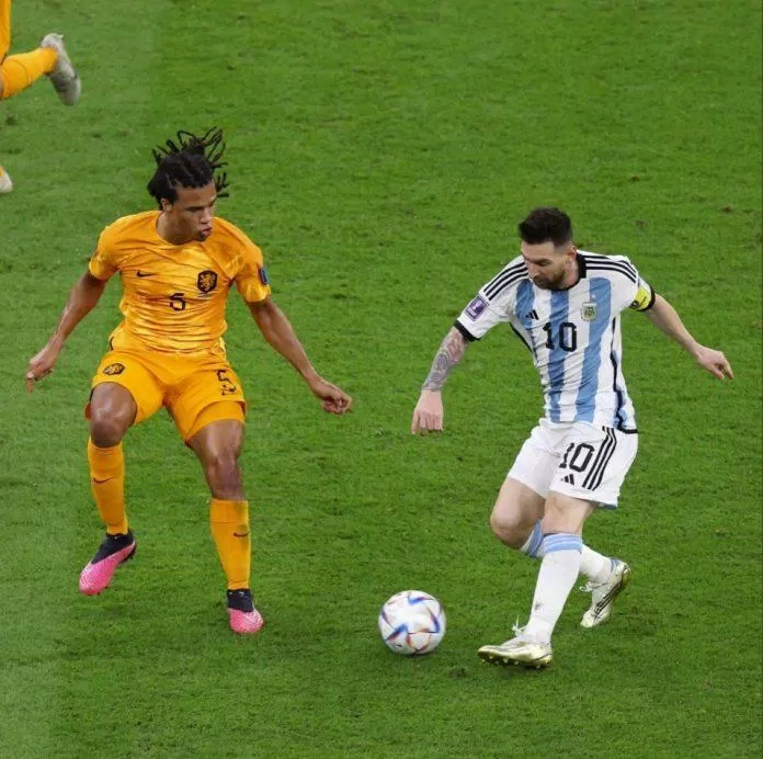 Pha bóng Messi xuyên thủng Ake và hàng phòng ngự dày đặc của Hà Lan (Ảnh: Internet) Pha bóng Messi xuyên thủng Ake và hàng phòng ngự dày đặc của Hà Lan (Ảnh: Internet)