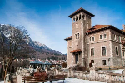 Bên ngoài Học viện Nevermore được quay tại Lâu đài Cantacuzino (Ảnh: Internet)