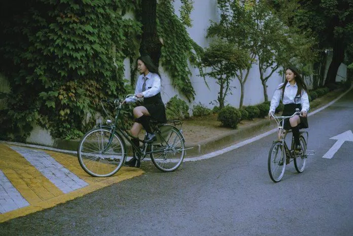 MV Ditto mang phong cách khá hoài cổ. (Ảnh: Internet)
