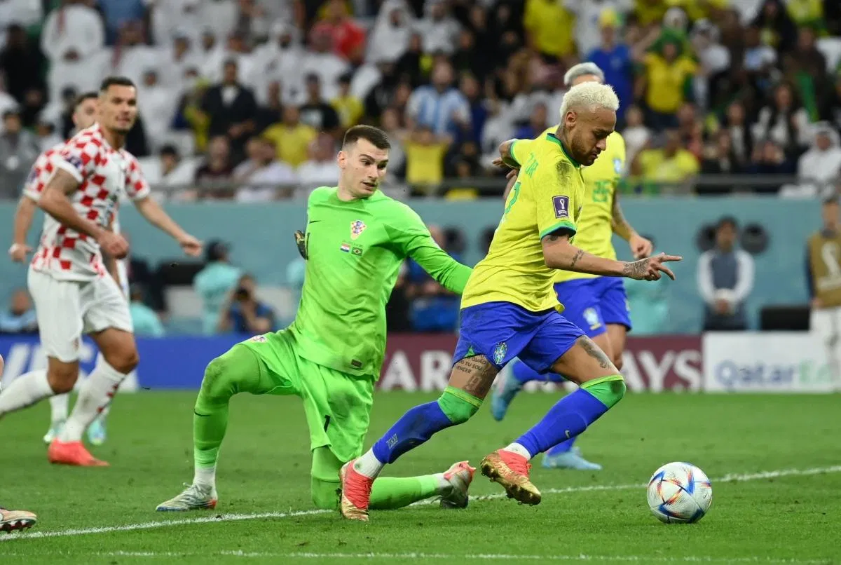 Neymar vượt qua thủ thành của Croatia trước khi ghi bàn thắng thứ 77 cho đội tuyển quốc gia Brazil (Ảnh: Internet) Neymar vượt qua thủ thành của Croatia trước khi ghi bàn thắng thứ 77 cho đội tuyển quốc gia Brazil (Ảnh: Internet)