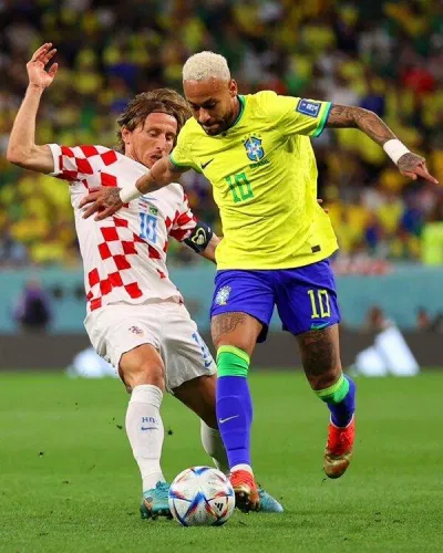 Neymar tiếp tục làm xiếc với bóng trong chân và tạo ra vô số cơ hội về khung thành của Livakovic (Ảnh: Internet) Neymar tiếp tục làm xiếc với bóng trong chân và tạo ra vô số cơ hội về khung thành của Livakovic (Ảnh: Internet)
