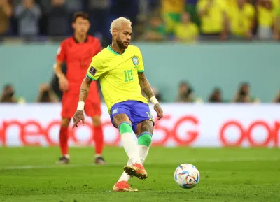 Pha đặt lòng lạnh lùng của Neymar đã giúp Brazil có được 2 bàn thắng chỉ sau 15 phút thi đấu (Ảnh: Internet) Pha đặt lòng lạnh lùng của Neymar đã giúp Brazil có được 2 bàn thắng chỉ sau 15 phút thi đấu (Ảnh: Internet)