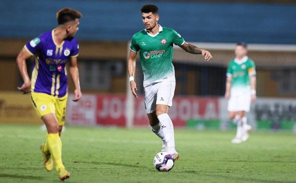 Hendrio Araujo (bên phải) trong màu áo CLB Đình ĐỊnh (Ảnh: Internet)
