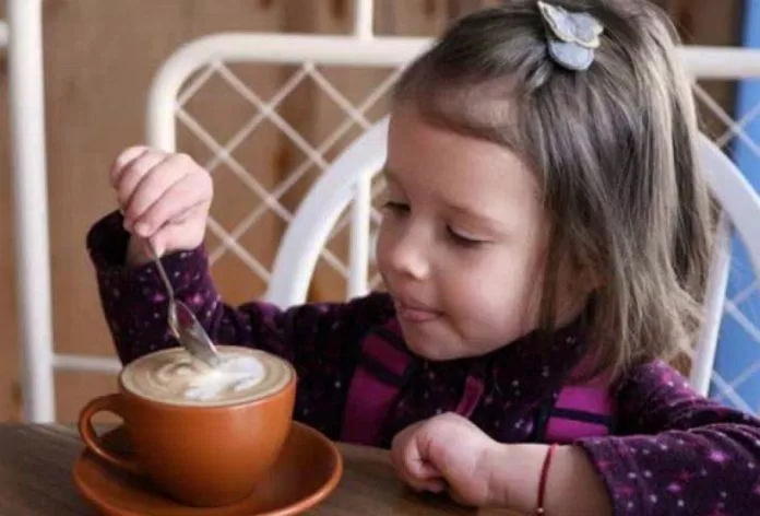 Trẻ em dưới 12 tuổi được khuyến cáo không nên dùng cà phê (Ảnh: Internet)