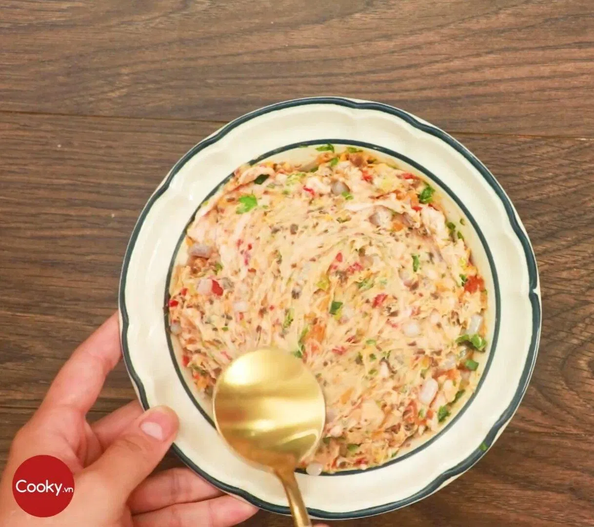 Trộn các nguyên liệu làm nhân nhồi. Nguồn: YouTube Cooky