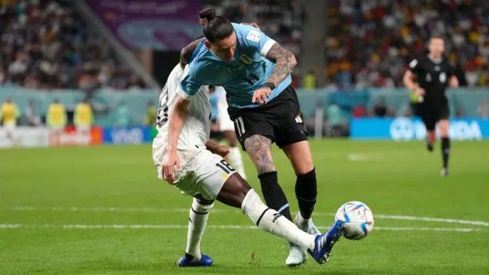 Tình huống khá rõ ràng của Nunez ở những phút đầu hiệp 2 khi tiền đạo của Uruguay ngã trong vòng cấm của Ghana (Ảnh: Internet)