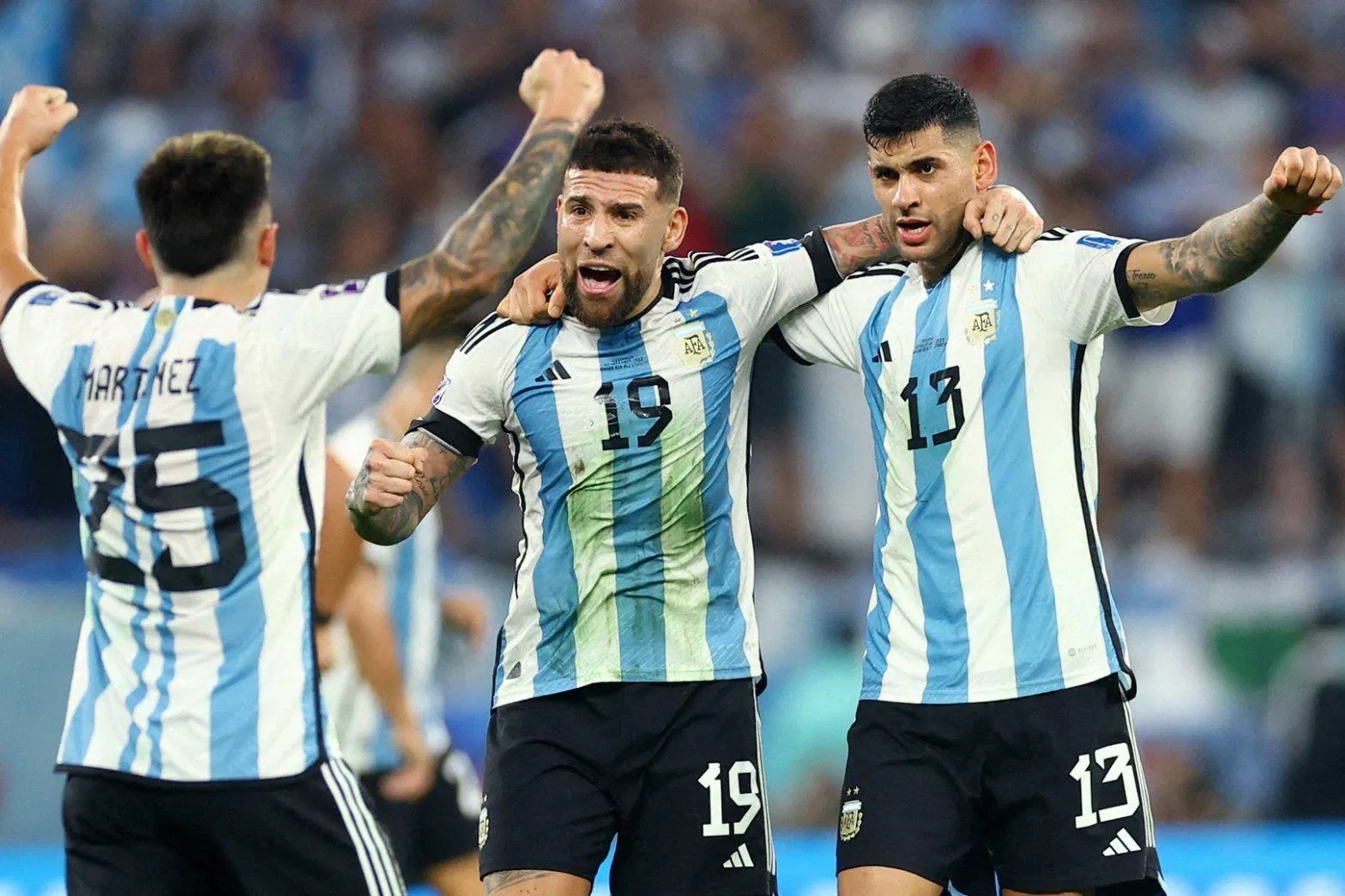 Otamendi cùng các đồng đội ở hàng thủ của Argentina đang cho thấy sự tin tưởng trước trận đấu chung kết với tuyển Pháp (Ảnh: Internet) Otamendi cùng các đồng đội ở hàng thủ của Argentina đang cho thấy sự tin tưởng trước trận đấu chung kết với tuyển Pháp (Ảnh: Internet)