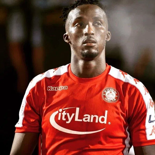 Pape Diakite ấn tượng trong mắt người hâm mộ với lối chơi xông xáo, lăn xả cùng khả năng tranh chấp, cản phá cực tốt. (Ảnh: Internet) Pape Diakite ấn tượng trong mắt người hâm mộ với lối chơi xông xáo, lăn xả cùng khả năng tranh chấp, cản phá cực tốt. (Ảnh: Internet)