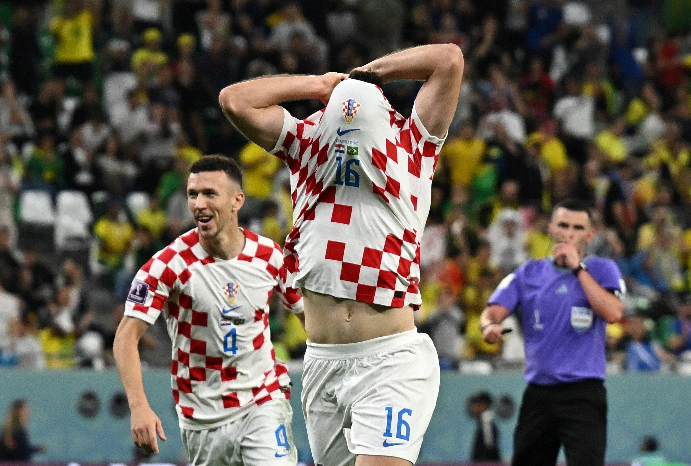 Petkovic ăn mừng cuồng nhiệt cùng số ít cổ động viên Croatia sau khi ghi bàn thắng quý giá ở hiệp phụ thứ 2 (Ảnh: Internet) Petkovic ăn mừng cuồng nhiệt cùng số ít cổ động viên Croatia sau khi ghi bàn thắng quý giá ở hiệp phụ thứ 2 (Ảnh: Internet)