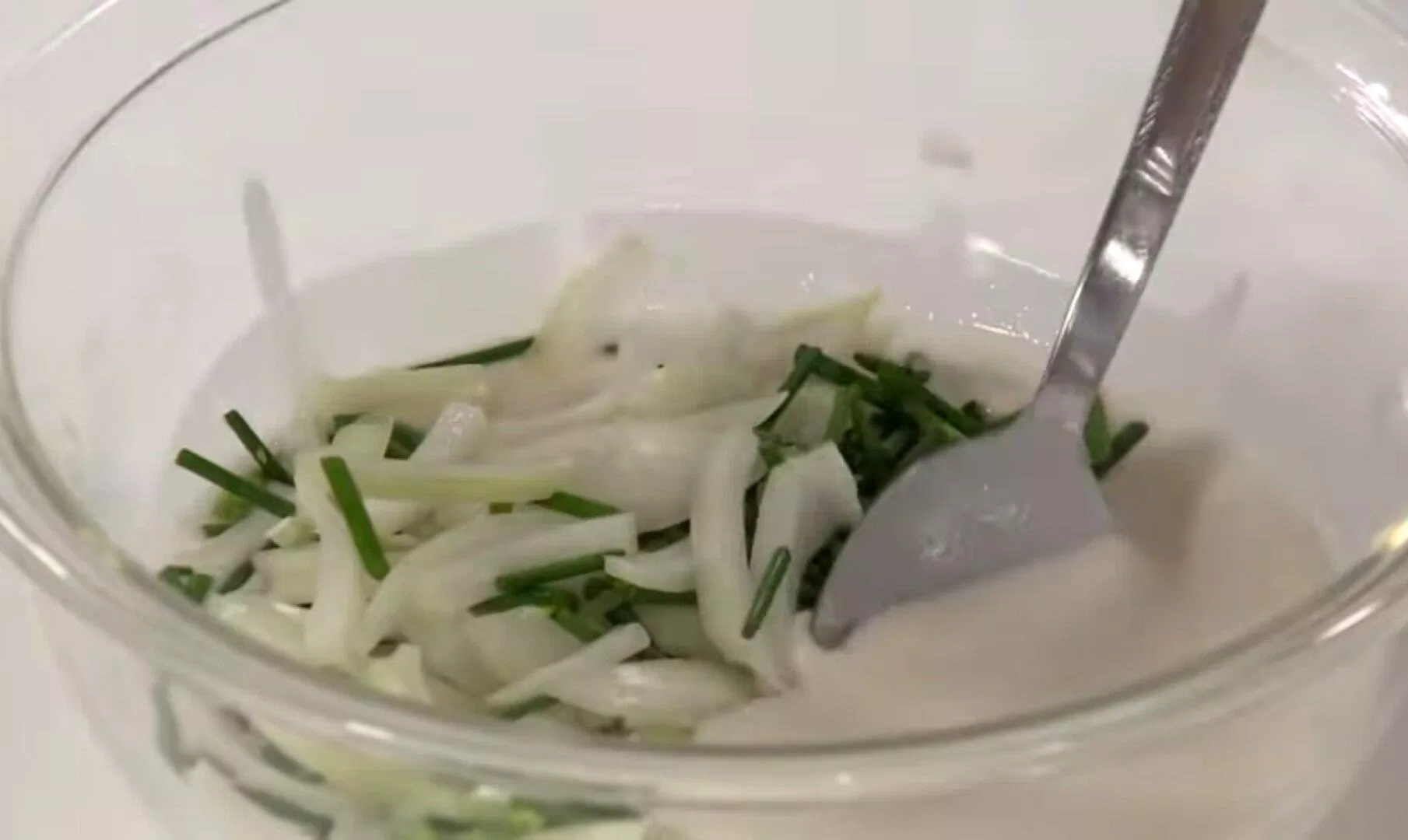 Pha hỗn hợp bột. Nguồn: YouTube Món Ngon Mỗi Ngày