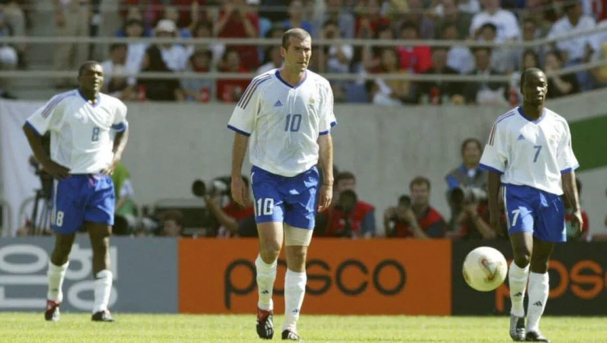 Pháp là đội vô địch World Cup đầu tiên bị loại ngay ở kì World Cup tiếp theo vào năm 2002 sau khi đã lên ngôi trước đó ở France 1998 (Ảnh: Internet) Pháp là đội vô địch World Cup đầu tiên bị loại ngay ở kì World Cup tiếp theo vào năm 2002 sau khi đã lên ngôi trước đó ở France 1998 (Ảnh: Internet)