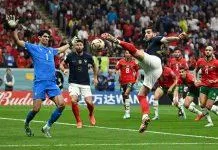 Theo Hernandez có mặt như từ dưới đất chui lên trong vòng cấm của Maroc để ghi bàn mở tỉ số cho Pháp (Ảnh: Internet)