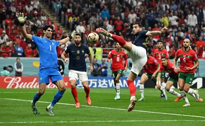 Theo Hernandez có mặt như từ dưới đất chui lên trong vòng cấm của Maroc để ghi bàn mở tỉ số cho Pháp (Ảnh: Internet) Theo Hernandez có mặt như từ dưới đất chui lên trong vòng cấm của Maroc để ghi bàn mở tỉ số cho Pháp (Ảnh: Internet)