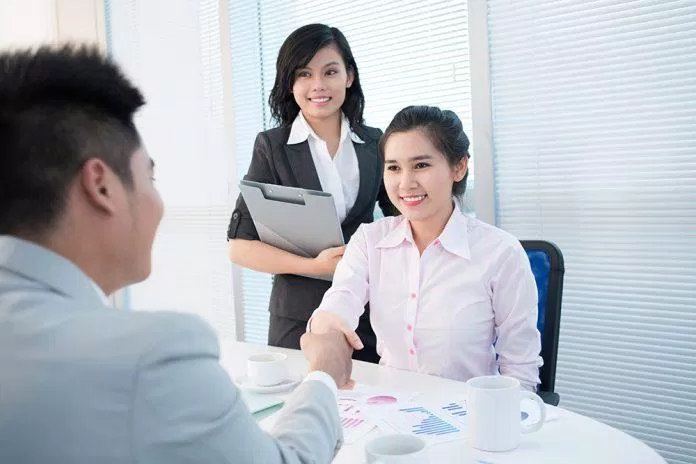 Cố gắng tạo ấn tượng bằng thái độ cầu tiến và học hỏi không ngừng. Nguồn: Internet Cố gắng tạo ấn tượng bằng thái độ cầu tiến và học hỏi không ngừng. Nguồn: Internet