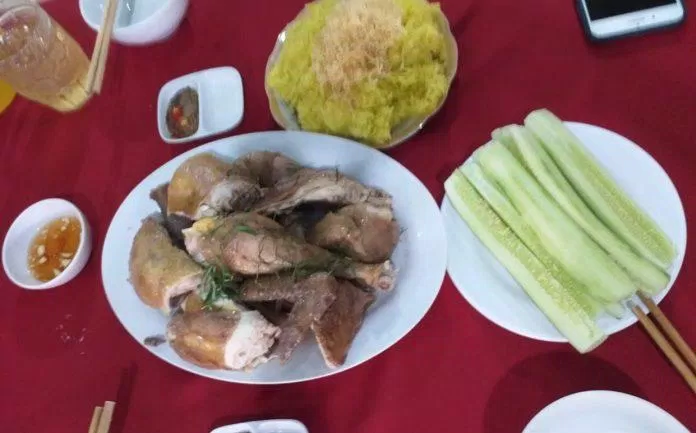 The restaurant's famous boiled chicken dish.  (Photo: Internet)