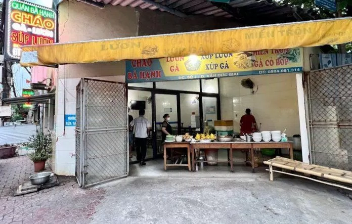 Không gian bên ngoài của quán. (Ảnh: Internet)