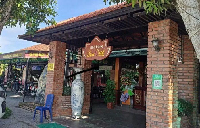 Không gian bên ngoài của quán. (Ảnh: Internet)