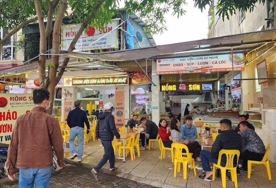 Không gian bên ngoài của quán. (Ảnh: Internet)