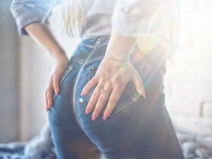 Những chiếc quần jeans bó sát là một trong những nguyên nhân khiến mông bạn bị thâm sạm (Ảnh: Internet)