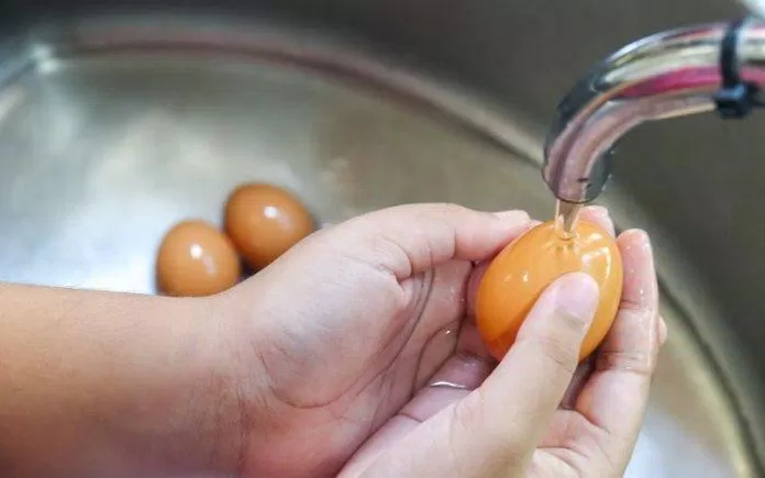Bạn không nên rửa trứng trước khi dùng (Ảnh: Internet)