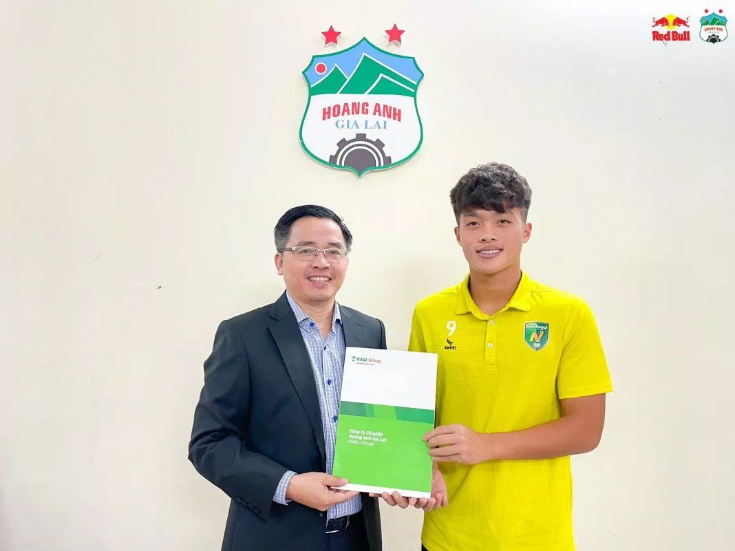 Nguyễn Quốc Việt được HAGL ký hợp đồng