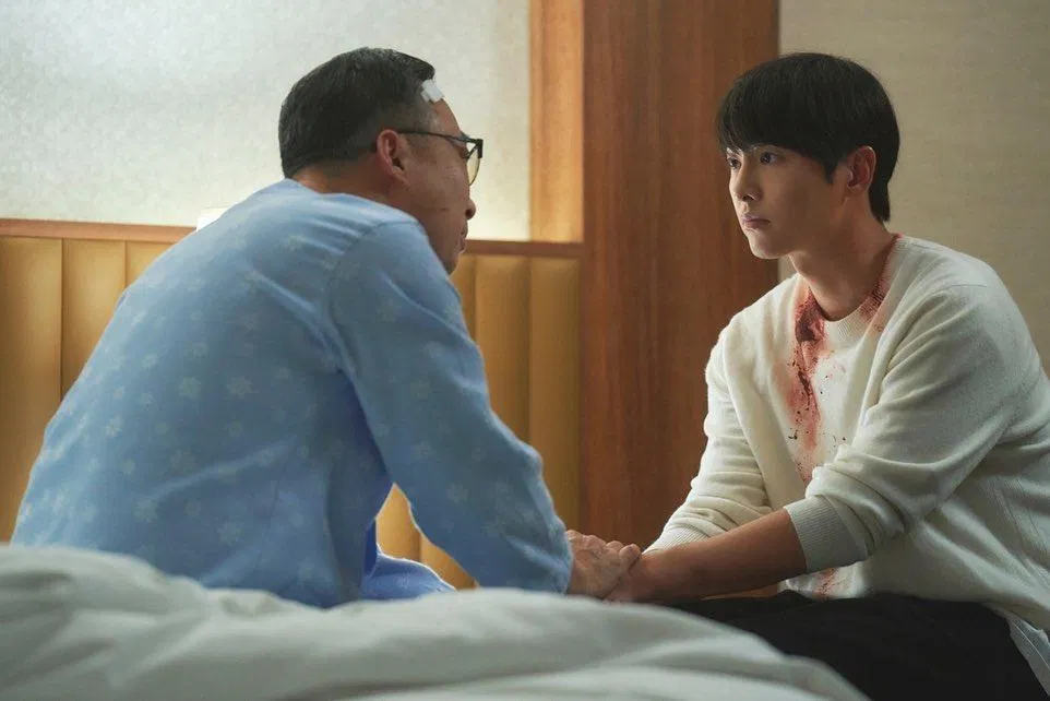 "Phản ứng" hoá học tuyệt vời giữa Song Jong Ki và ông nội được ca ngợi là xứng đáng nhận giải "best couple"