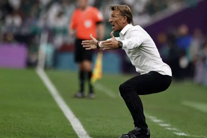 Hình ảnh máu lửa của HLV Renard đội truyển Arab Saudi đã trở nên quen thuộc ở World Cup 2022 (Ảnh: Internet) Hình ảnh máu lửa của HLV Renard đội truyển Arab Saudi đã trở nên quen thuộc ở World Cup 2022 (Ảnh: Internet)