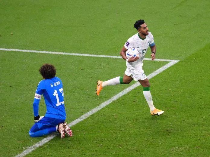 Salem Al Dawsari giành lại tấm vé vào vòng trong World Cup 2022 cho Ba Lan (Ảnh: Internet) Salem Al Dawsari giành lại tấm vé vào vòng trong World Cup 2022 cho Ba Lan (Ảnh: Internet)