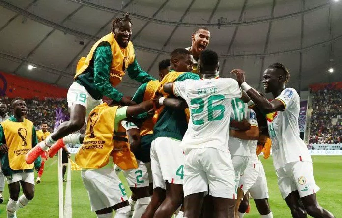 Sarr ăn mừng cùng các đồng đội sau khi có bàn thắng đầu tiên cho Senegal ở Qatar 2022 (Ảnh: Internet)