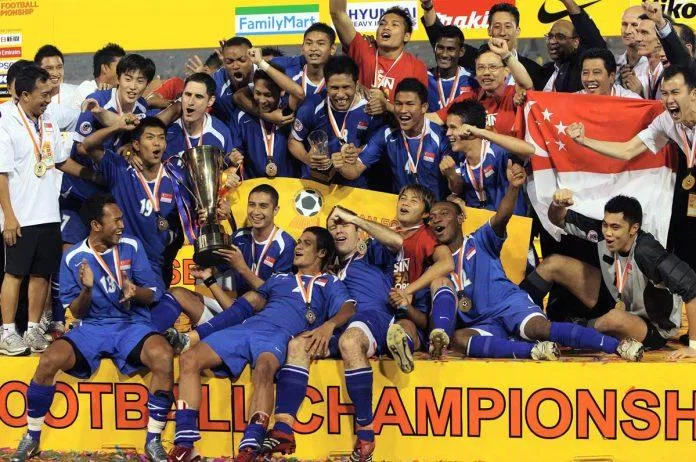 Singapore có lần thứ 3 lên ngôi vô địch AFF Cup vào năm 2007 và cân bằng thành tích với Thái Lan vào thời điểm đó (Ảnh: Internet) Singapore có lần thứ 3 lên ngôi vô địch AFF Cup vào năm 2007 và cân bằng thành tích với Thái Lan vào thời điểm đó (Ảnh: Internet)