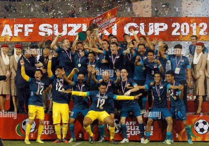 The Lions có lần thứ 4 lên ngôi vô địch tại AFF Cup vào năm 2012 và đó là lần thứ 2 họ đánh bại Thái Lan trong trận chung kết (Ảnh: Internet) The Lions có lần thứ 4 lên ngôi vô địch tại AFF Cup vào năm 2012 và đó là lần thứ 2 họ đánh bại Thái Lan trong trận chung kết (Ảnh: Internet)