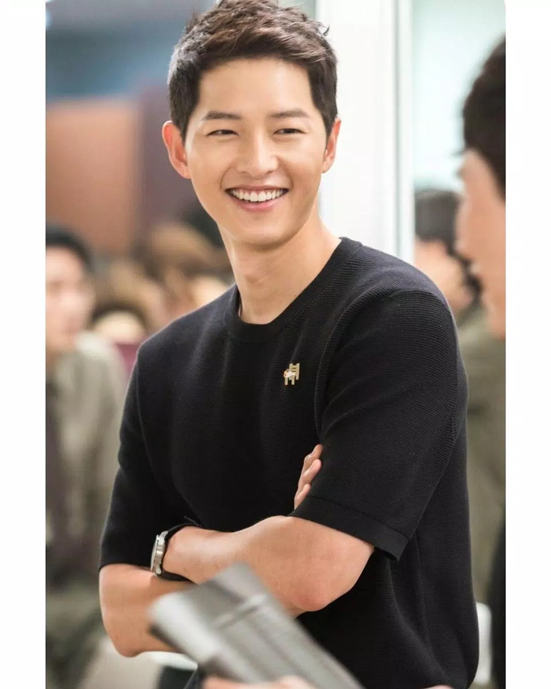 Song Joong Ki ra dáng một tiền bối chu đáo và biết quan tâm trên phim trường