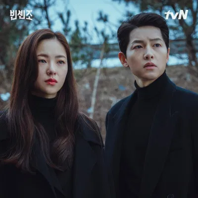 Song Joong Ki liên tục vướng tin đồn hẹn hò với đồng nghiệp nữ sau ly hôn (Ảnh: Internet). Song Joong Ki liên tục vướng tin đồn hẹn hò với đồng nghiệp nữ sau ly hôn (Ảnh: Internet).