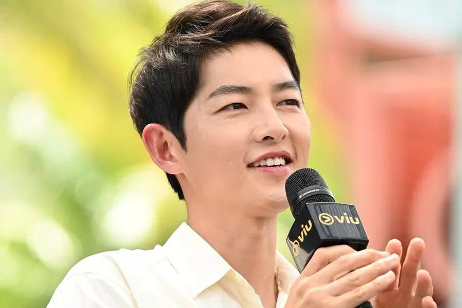 Song Joong Ki tự tin giao tiếp bằng tiếng Anh trong cuộc họp báo tại Singapore (Ảnh: Internet).